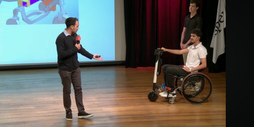 Guilherme apresentando projeto final de engenharia