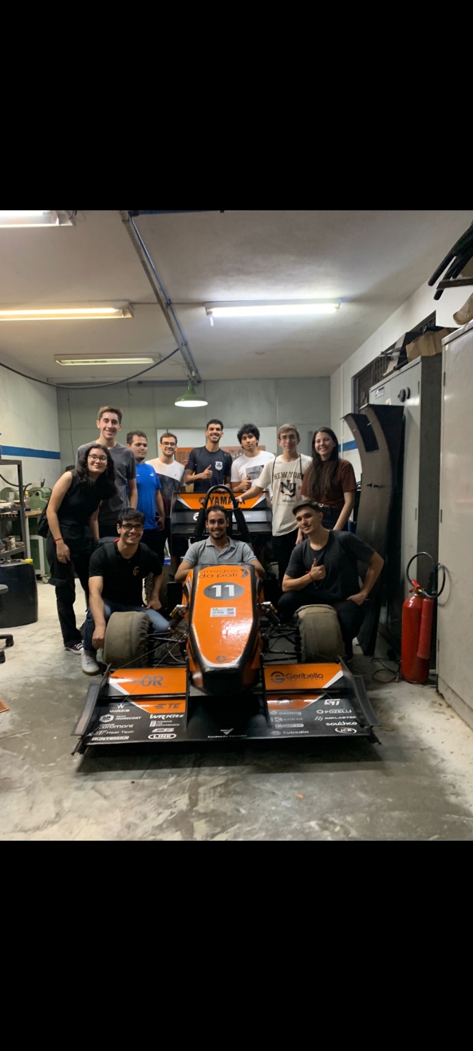 Equipe na oficina da Poli com Fórmula SAE
