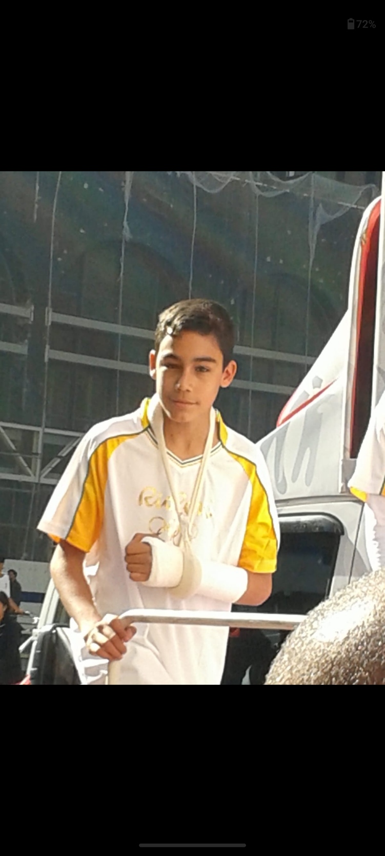 Guilherme carregando a tocha olímpica